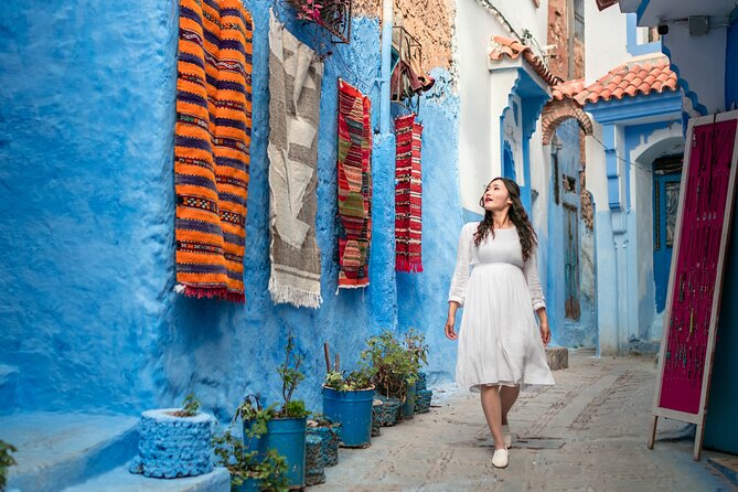 Photoshoot Tour with a Local Pro Photographer in Chefchaouen